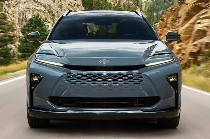 Toyota Crown Signia front 