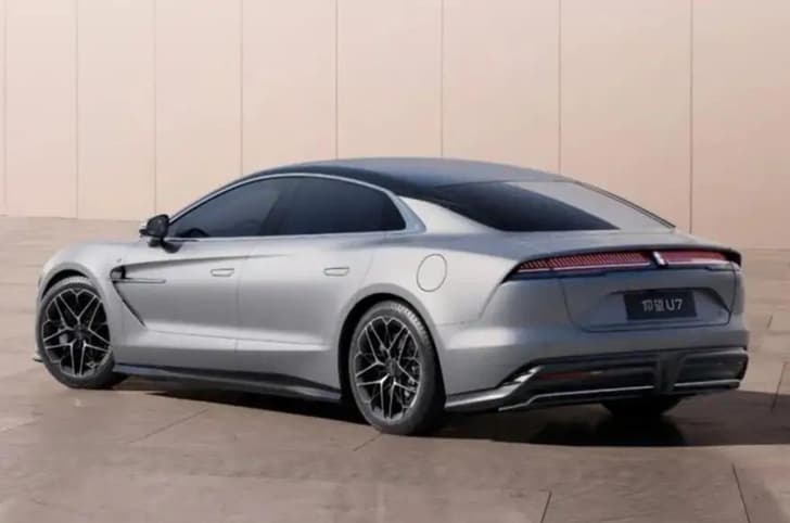 BYD U7 flagship sedan