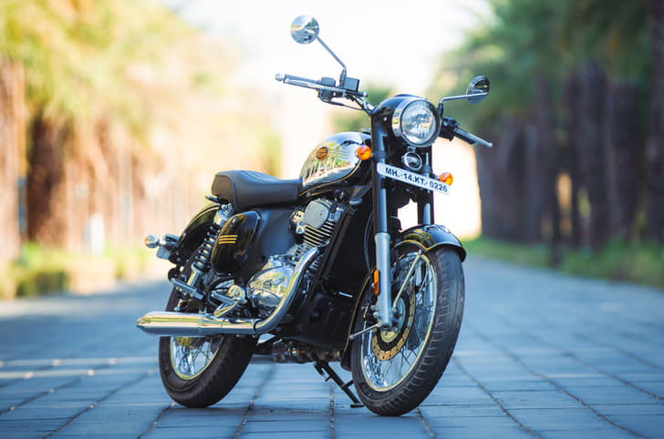 Jawa 350 black colour static image. Jawa 350 price, engine, features, design, India launch details.