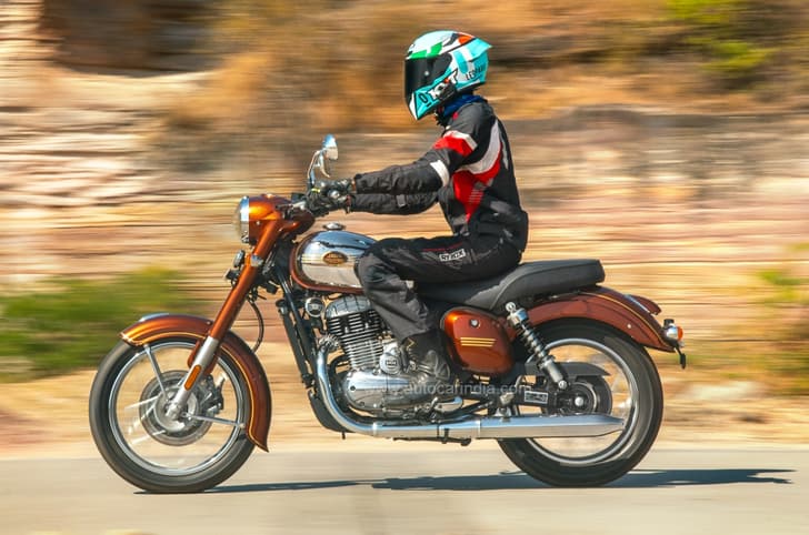 Jawa 350 riding shot. Jawa 350 price, features, power, comfort.