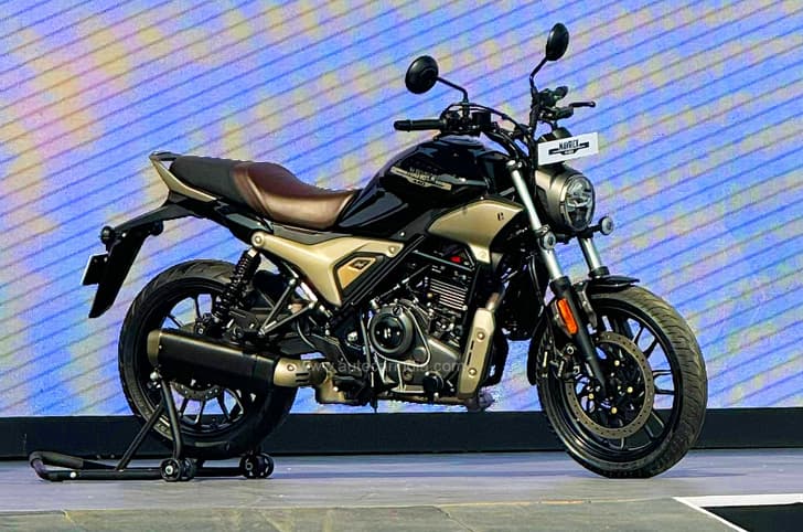 Hero Mavrick 440 front right side static. Hero Mavrick price, bookings, deliveries, variants.