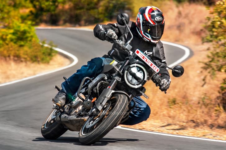 Husqvarna Svartpilen 401 cornering shot. Husqvarna Svartpilen 401 price, comfort, performance, features, design: review.