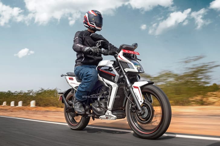 Matter Aera front right riding image. Matter Aera price, gearbox, range, charging time, comfort: review.