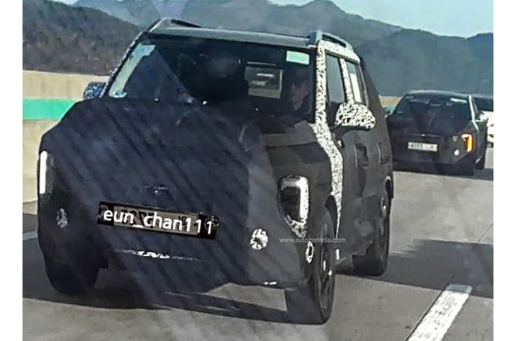 Kia Clavis front quarter 