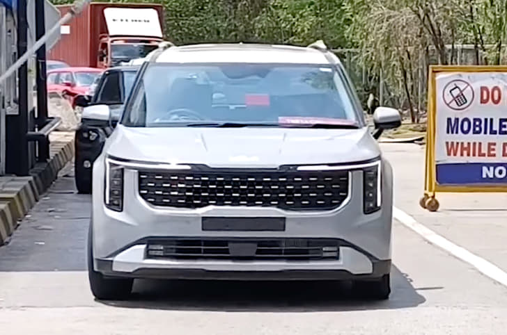 Next-gen KIa Carnival spied 