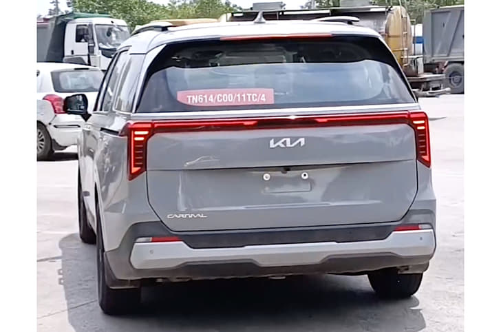 Next-gen KIa Carnival spied 