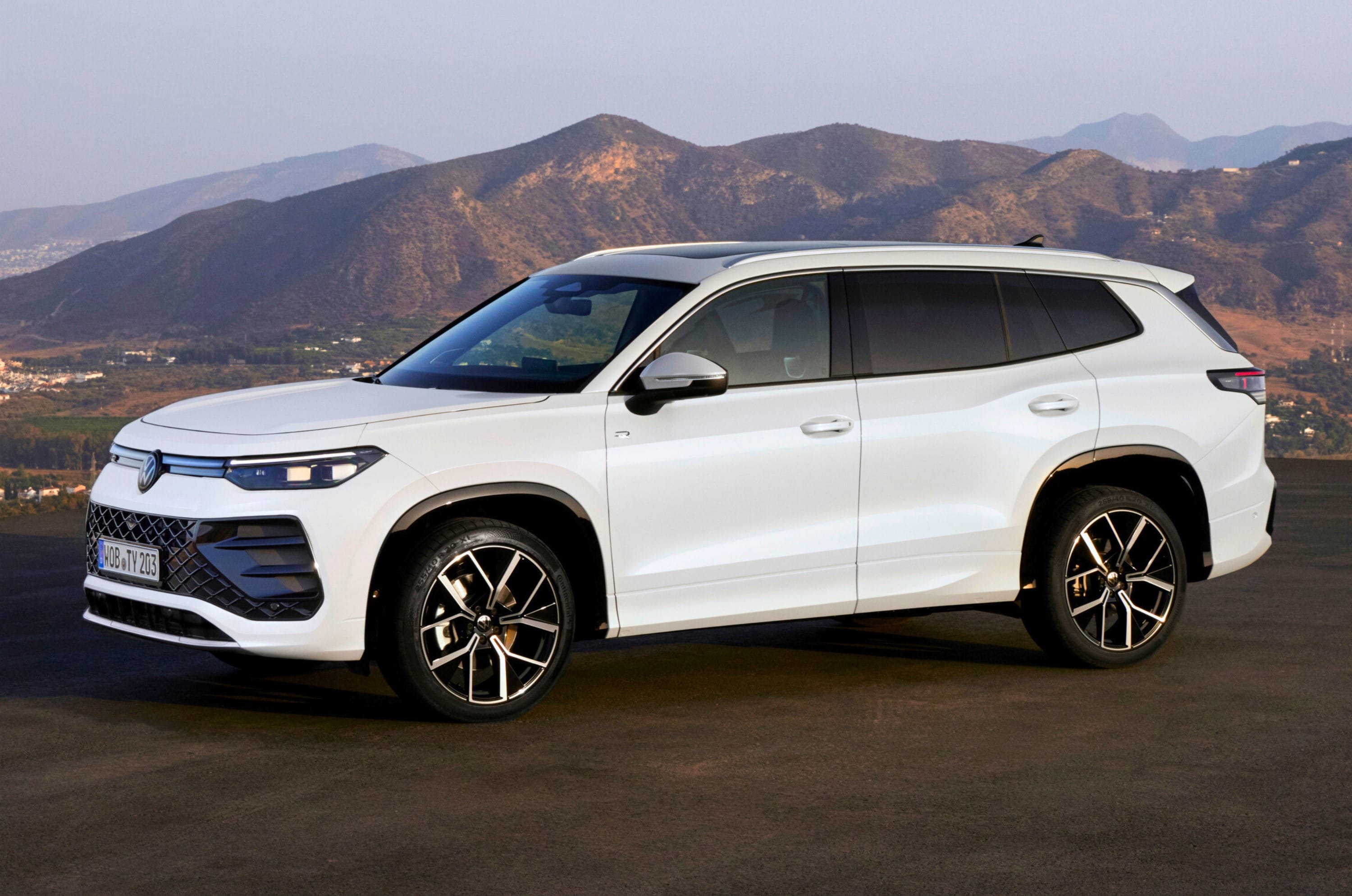 Volkswagen Tayron side static