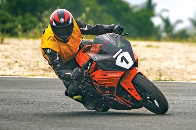 Testing Reise's new TraceRad tyres on a KTM RC 390
