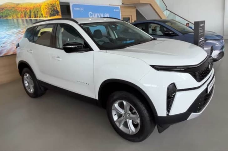 Tata Harrier Smart showroom