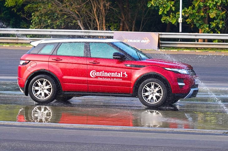Range Rover Evoque wet brake test Range Rover Evoque wet brake test