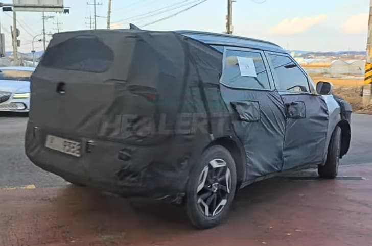 Next-gen Kia Seltos spied 