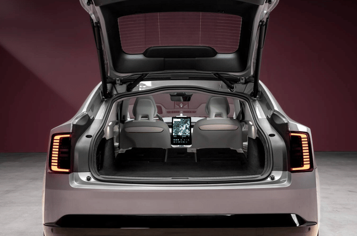 Boot space extends from 424 litre to 733 litre with rear seats folded down in Volvo ES90