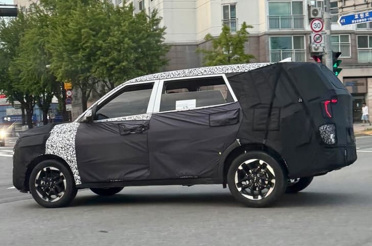 Kia Carens facelift spied testing Kia Carens facelift spied testing