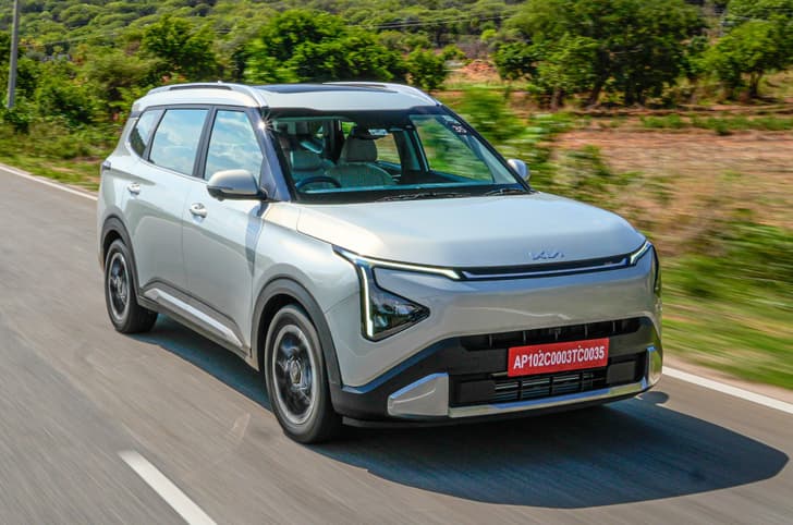 Kia Carens Clavis front quarter 