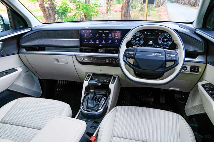 Kia Carens Clavis interior 