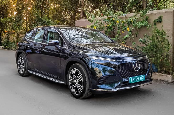 Mercedes EQS SUV 450 front quarter