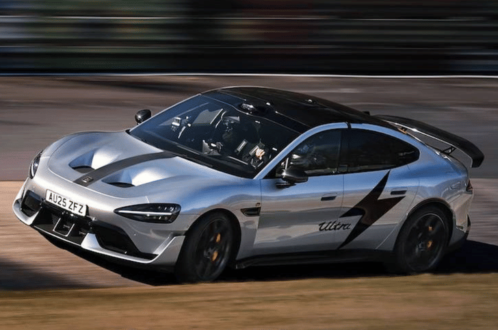 Xiaomi SU7 Ultra side exterior shot