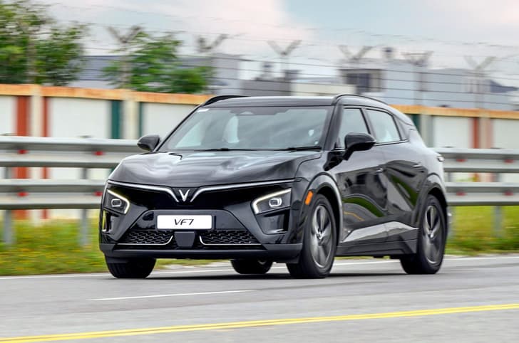 Vinfast VF7 front tracking 