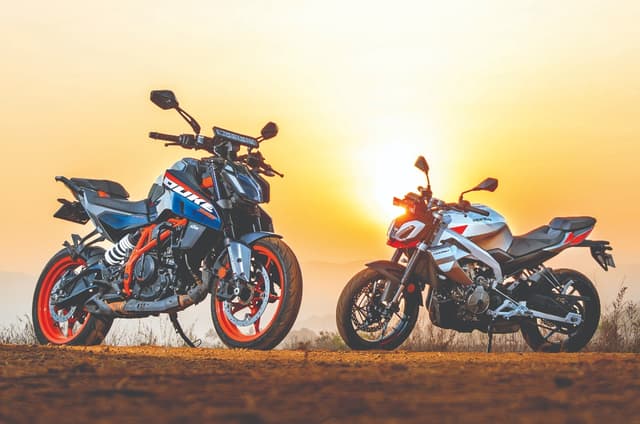 KTM 390 Duke vs Aprilia Tuono 457 comparison review