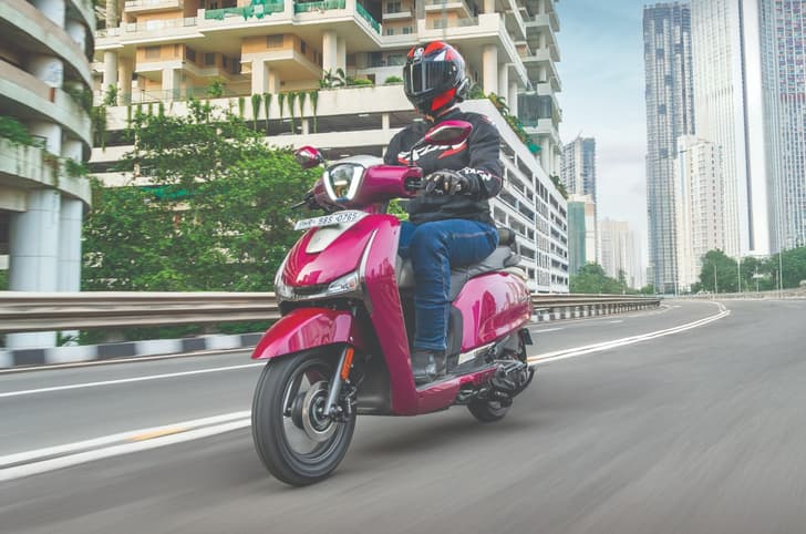 Hero Destini 125 front left riding shot