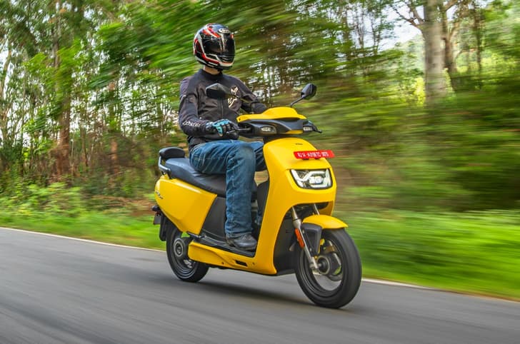 Vida VX2 Plus front right riding shot in field