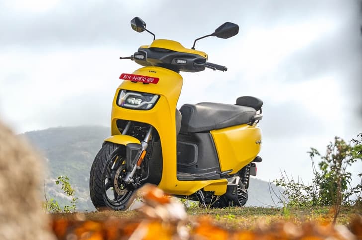 Vida VX2 left front static in field