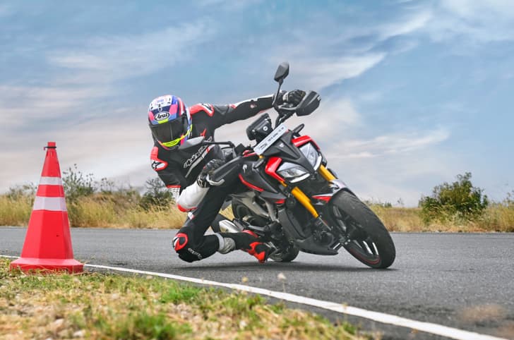 TVS Apache RTR 310 cornering shot thumbnail