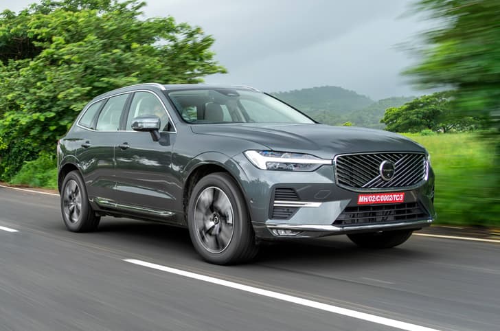 Volvo XC60 front quarter tracking 