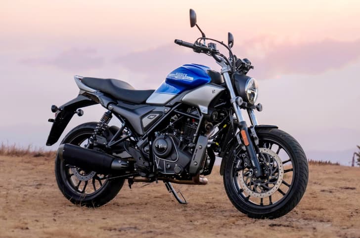 Hero Mavrick blue front right side static in field