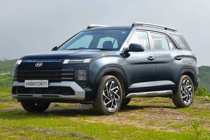 hyundai alcazar in field