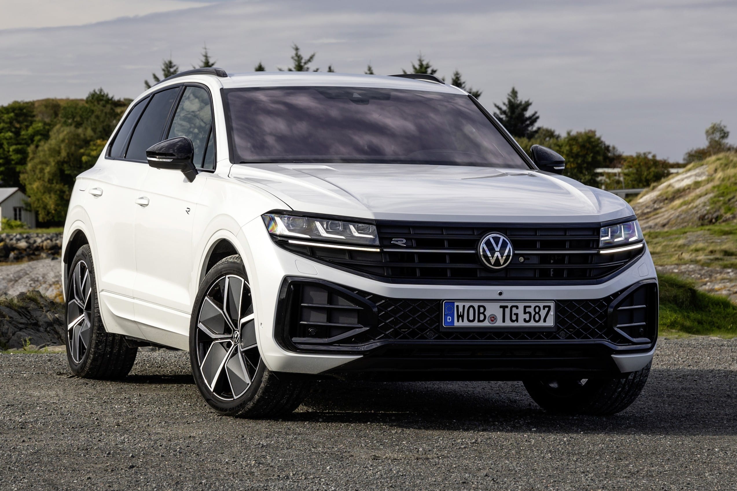 volkswagen touareg in field
