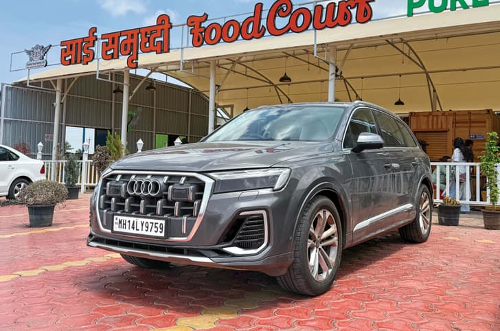 Audi Q7 front quarter static 