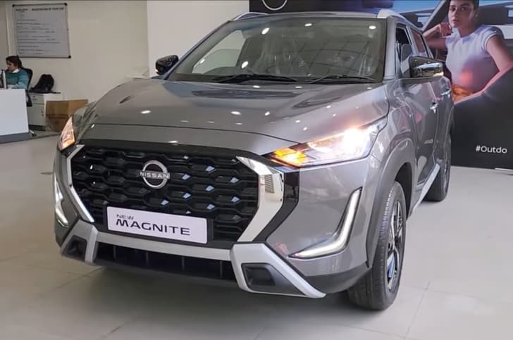 Nissan Magnite Tekna AMT showroom