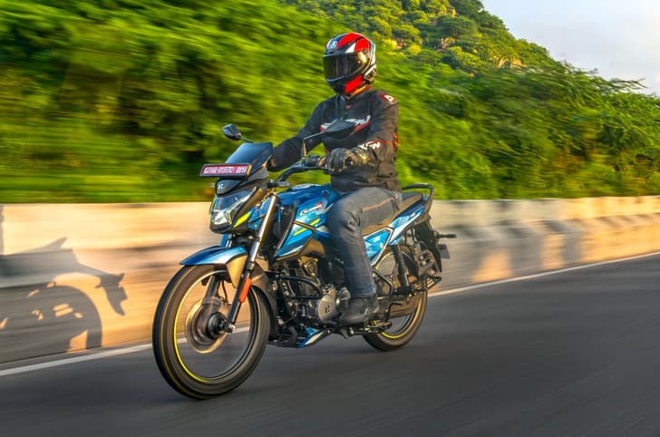 Hero Glamour X front left riding shot on highway