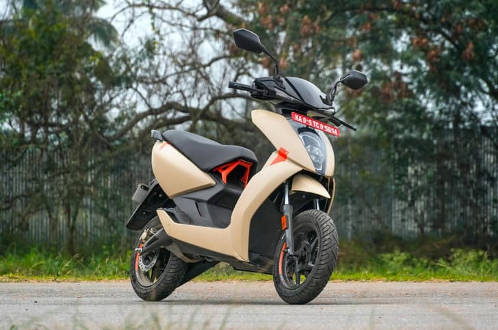Ather 450X front right side static on track