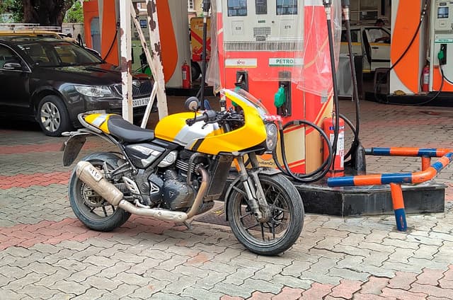 Triumph Thruxton 400 fuel economy tested, explained