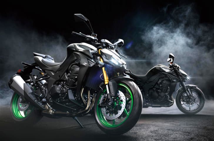 Kawasaki Z1100 and Z1100 SE side by side static image in studio