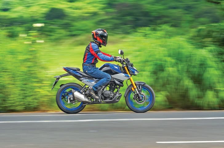 Honda CB125 Hornet side panning shot