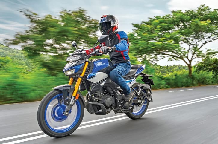 Honda CB125 Hornet front three fourth tracking shot