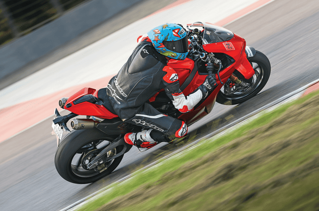 Ducati Panigale V4 S ridden at the BIC: Living the dream