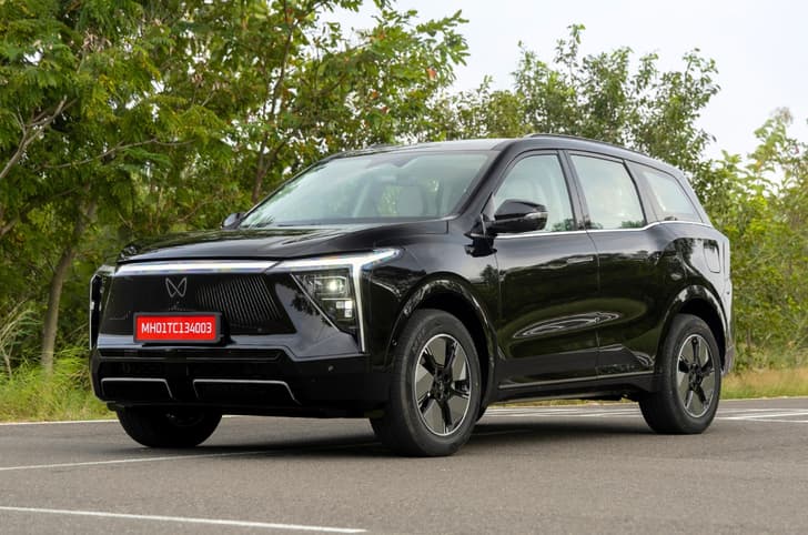 Mahindra XEV 9s midnight black front left side Mahindra XEV 9s midnight black front left side