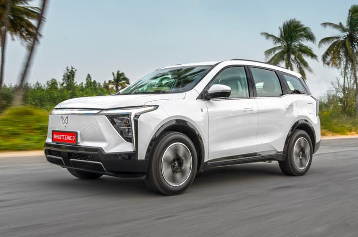 Mahindra XEV 9S front left side driving on road