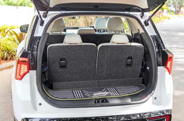 Mahindra XEV 9S boot