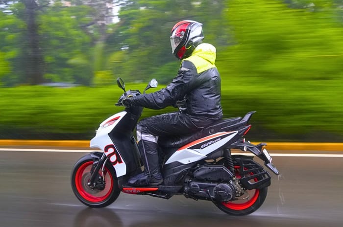 Aprilia SR 175 left rear angle riding in the rain