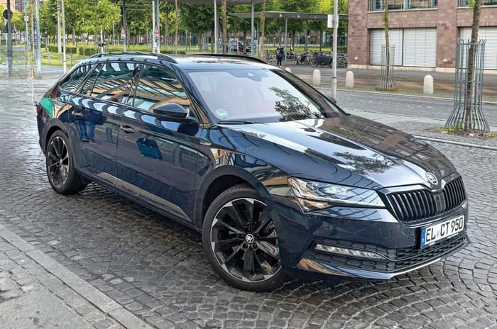 Skoda Superb vRS Combi standing