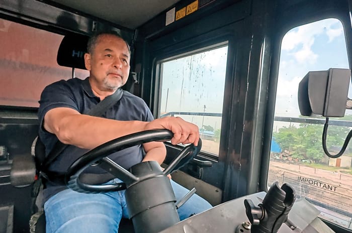 Driving a hybrid V16 mine truck: How to move a mountain