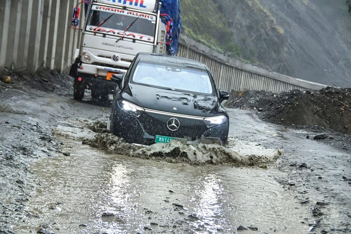 Recording Extremes: a new Guinness World Records™ title with the Mercedes-Benz EQS 450 SUV