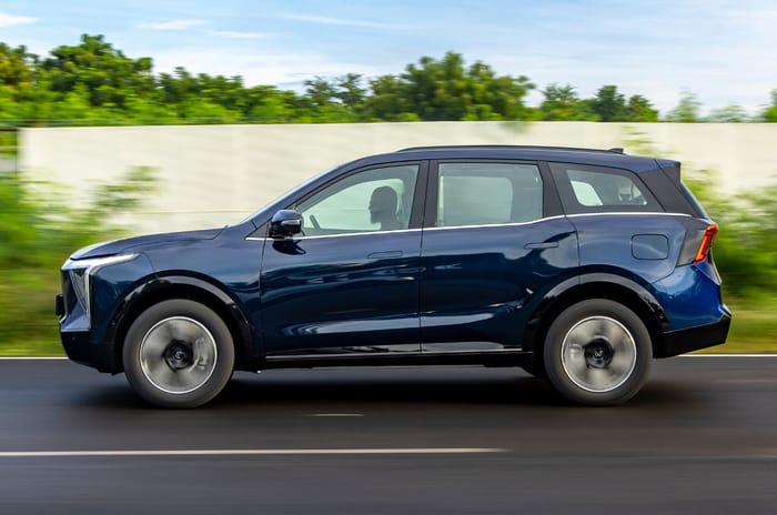 Mahindra XEV 9S vs rivals: Specs, price, battery, range compared