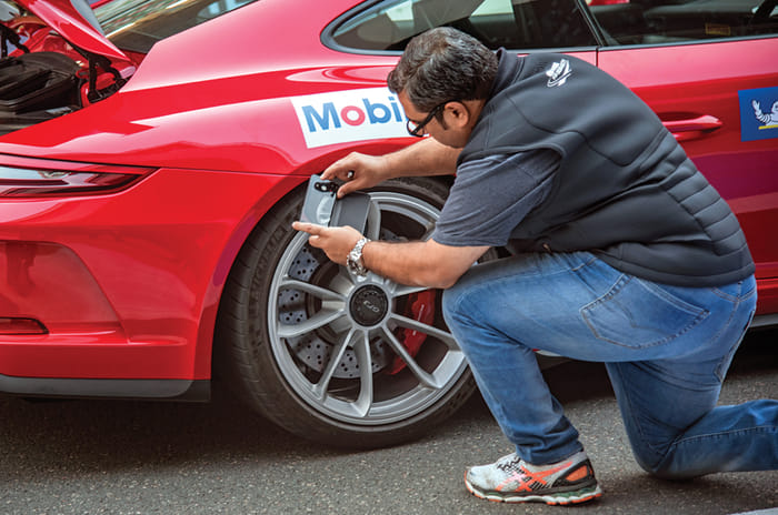 Porsche 911 GT3 BIC lap record Karthikeyan