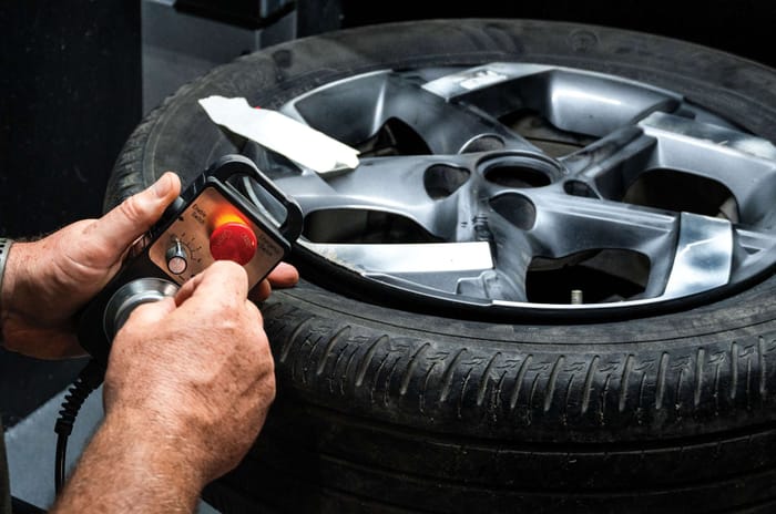 Hyundai Venue 16-inch alloy wheel refurbshing cutting